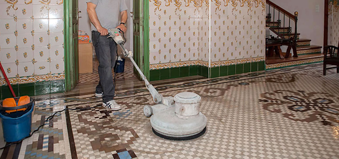 Limpieza de suelo de mosaico después de restauración Limpieza de suelo de mosaico después de restauración